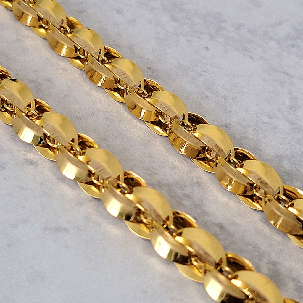 Gold tone oval necklace links.