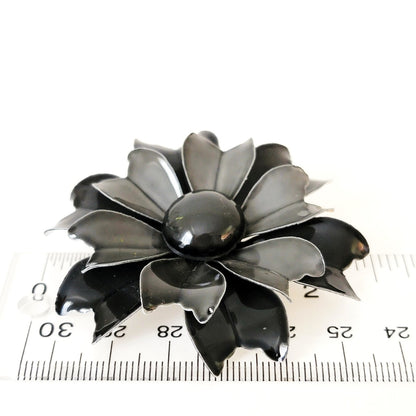 Flower pin with ruler.