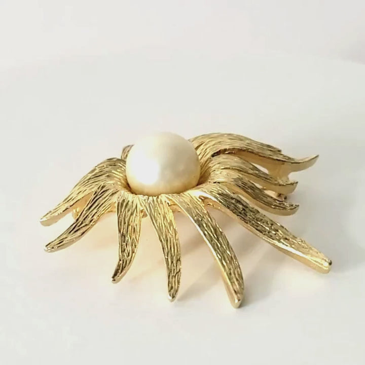 Vintage Judy Lee faux pearl flower pin.