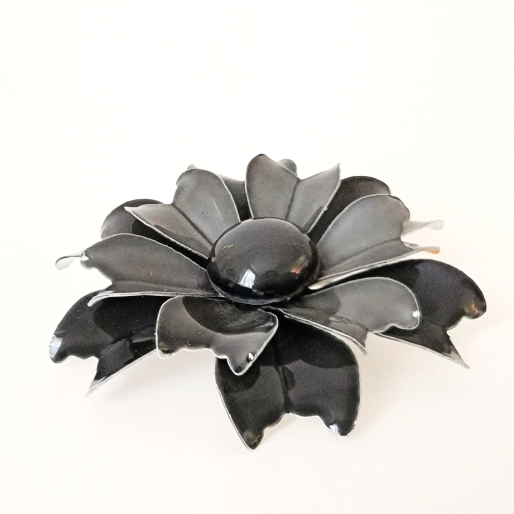 Side view of flower pin.