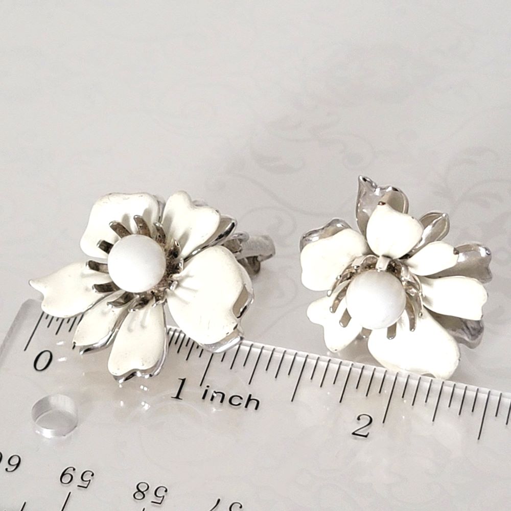 Tiny Shell White Flower Stud Earring - CozyLadyWear